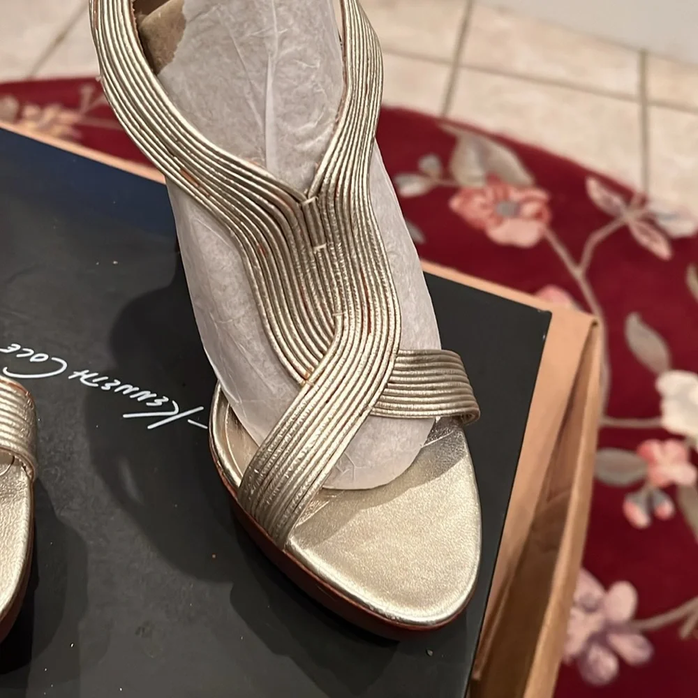 Pelle Moda Platform Sandals in Gold Cross Straps with Stacked Heel in Gold Sz 8
